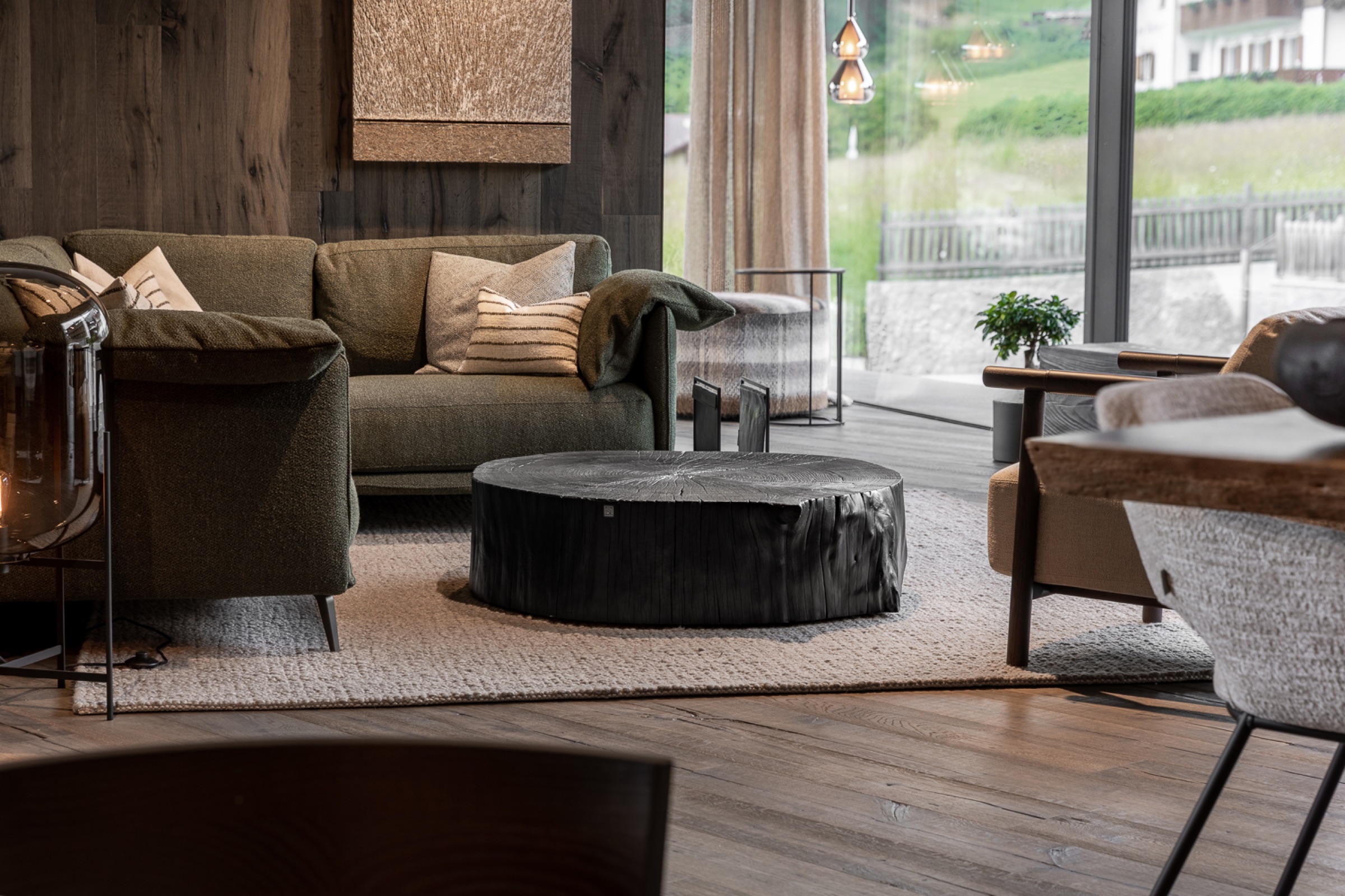 Couchtisch aus gebrannter Zeder
